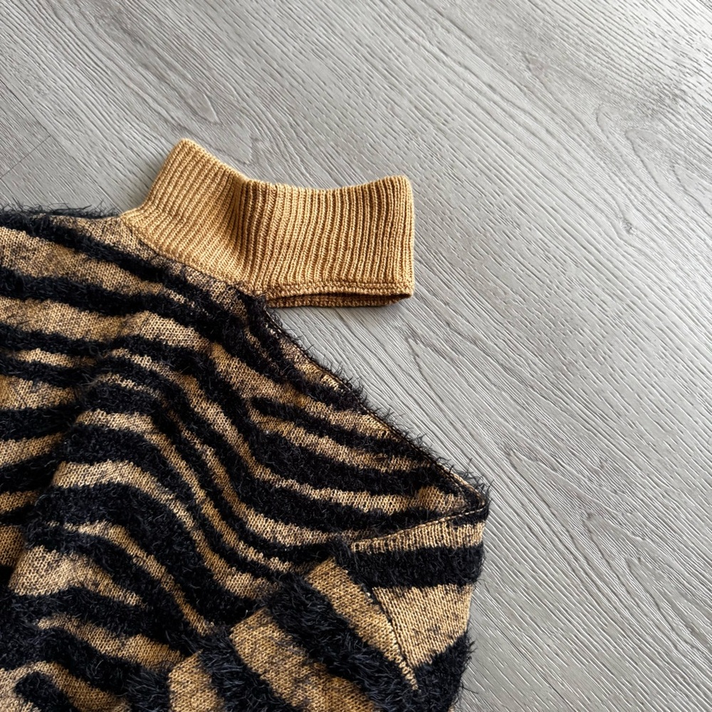 VENUS Tiger Print Cold Shoulder Eyelash Sweater - Picture 3 of 9